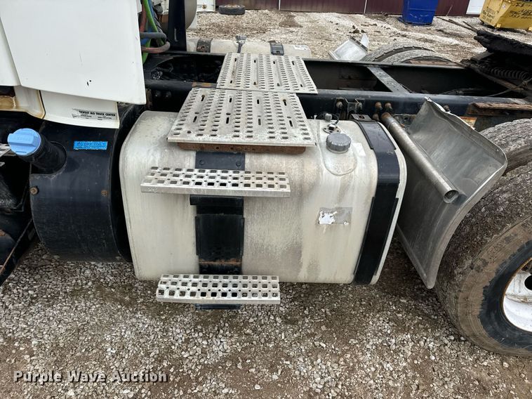 image for item EN5104 2013 Volvo VN semi truck