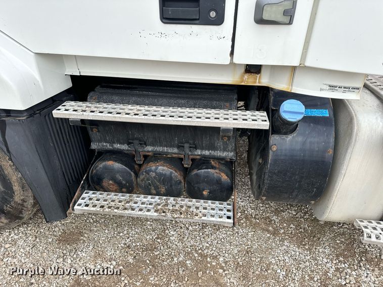 image for item EN5104 2013 Volvo VN semi truck