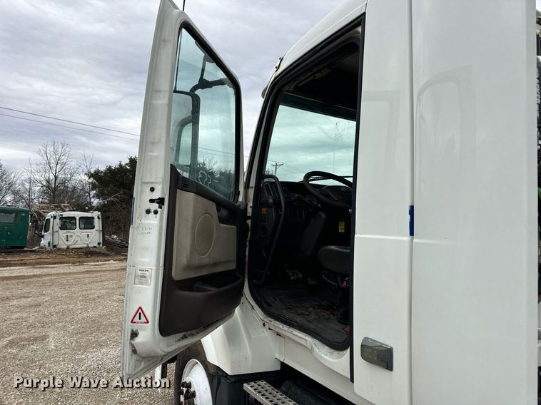 image for item EN5104 2013 Volvo VN semi truck