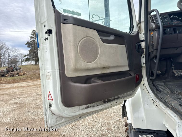 image for item EN5104 2013 Volvo VN semi truck