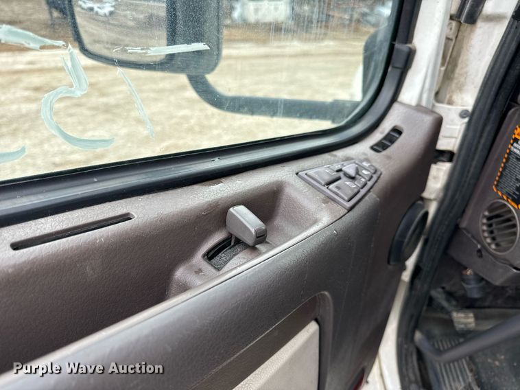 image for item EN5104 2013 Volvo VN semi truck