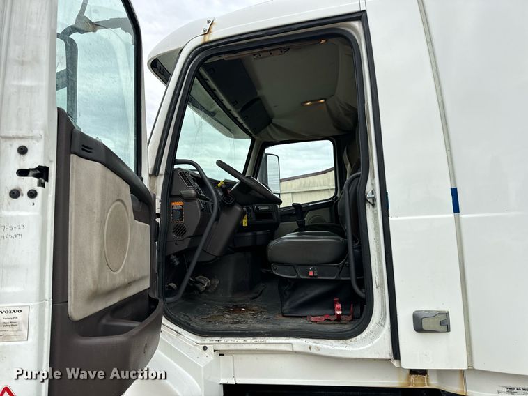 image for item EN5104 2013 Volvo VN semi truck