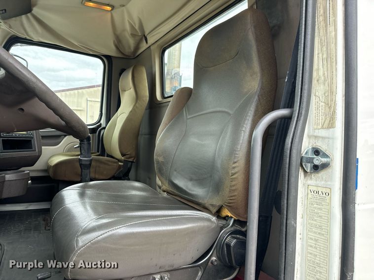 image for item EN5104 2013 Volvo VN semi truck