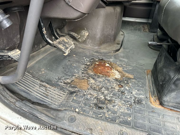 image for item EN5104 2013 Volvo VN semi truck