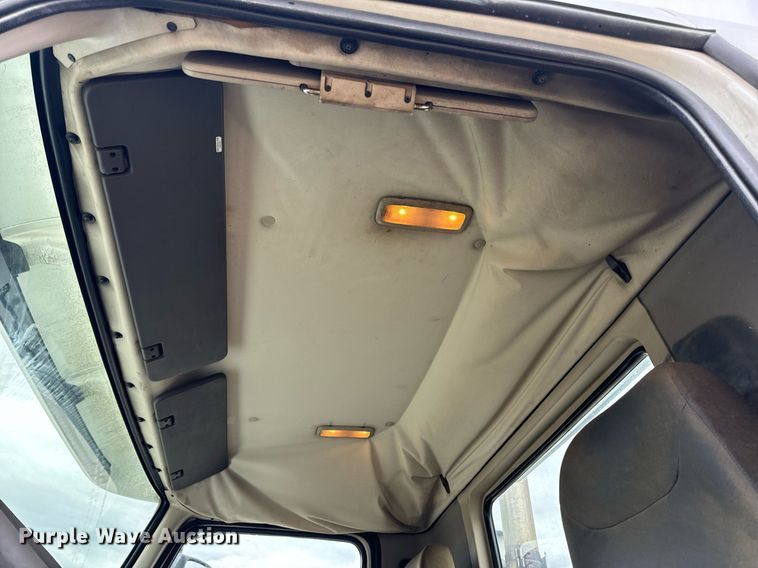 image for item EN5104 2013 Volvo VN semi truck