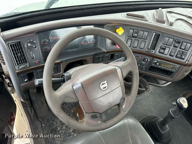 image for item EN5104 2013 Volvo VN semi truck