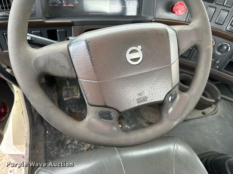 image for item EN5104 2013 Volvo VN semi truck