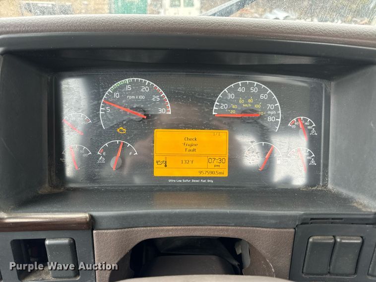 image for item EN5104 2013 Volvo VN semi truck