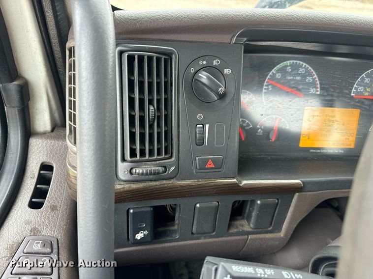 image for item EN5104 2013 Volvo VN semi truck