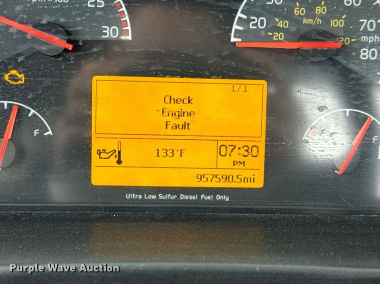 image for item EN5104 2013 Volvo VN semi truck