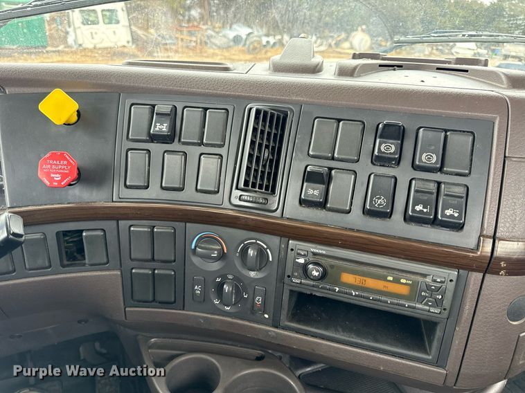 image for item EN5104 2013 Volvo VN semi truck