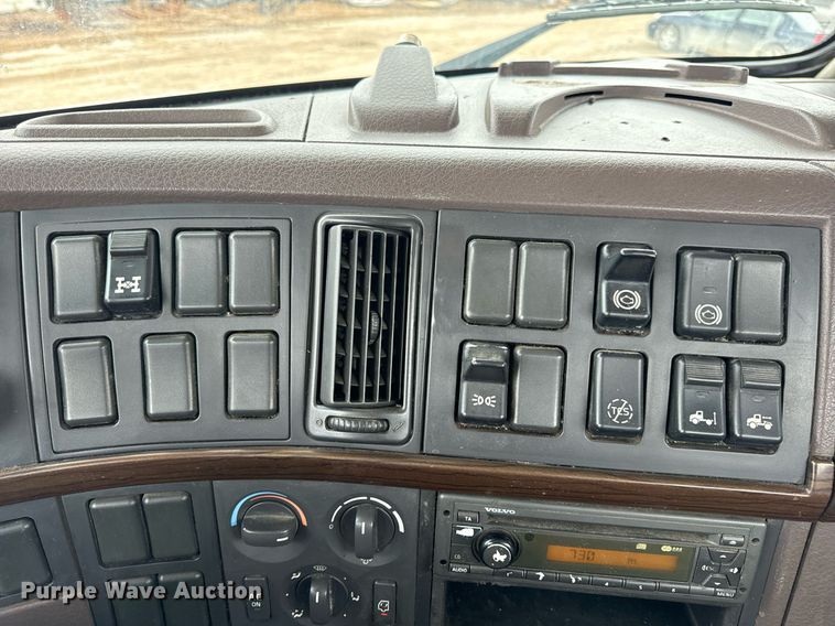 image for item EN5104 2013 Volvo VN semi truck