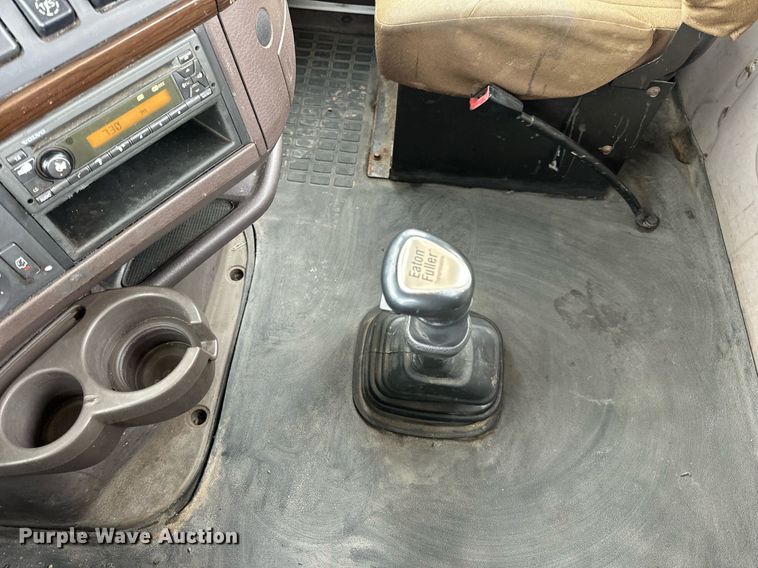 image for item EN5104 2013 Volvo VN semi truck