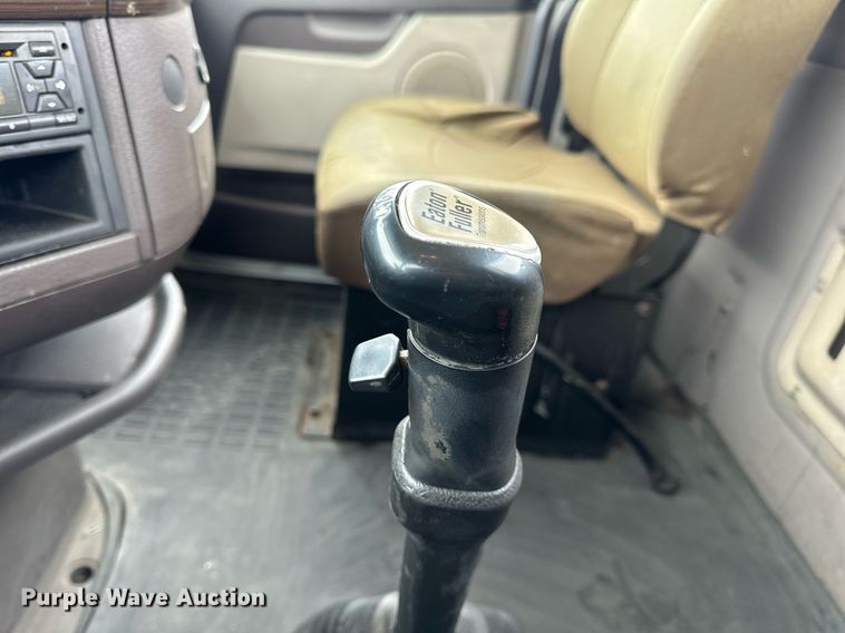 image for item EN5104 2013 Volvo VN semi truck