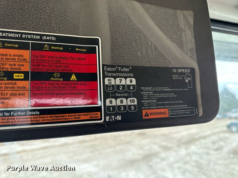 image for item EN5104 2013 Volvo VN semi truck