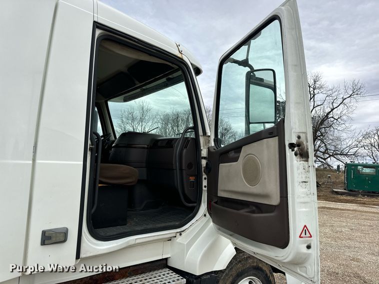 image for item EN5104 2013 Volvo VN semi truck