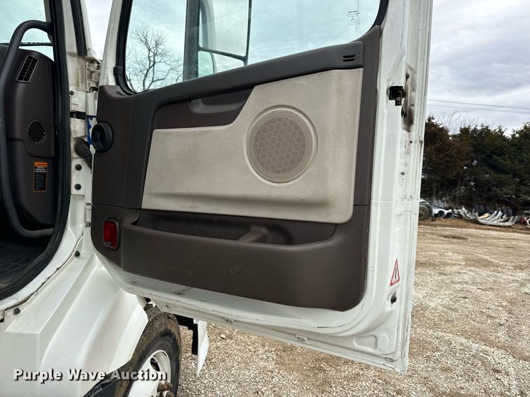 image for item EN5104 2013 Volvo VN semi truck