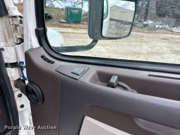 image for item EN5104 2013 Volvo VN semi truck