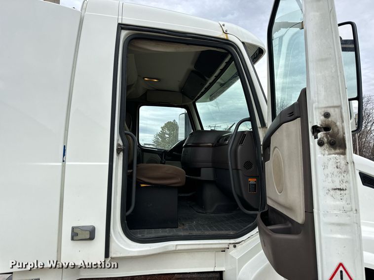 image for item EN5104 2013 Volvo VN semi truck