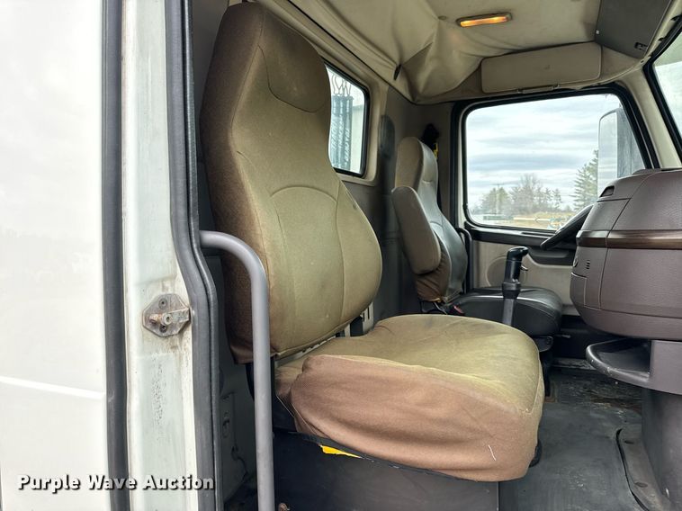 image for item EN5104 2013 Volvo VN semi truck