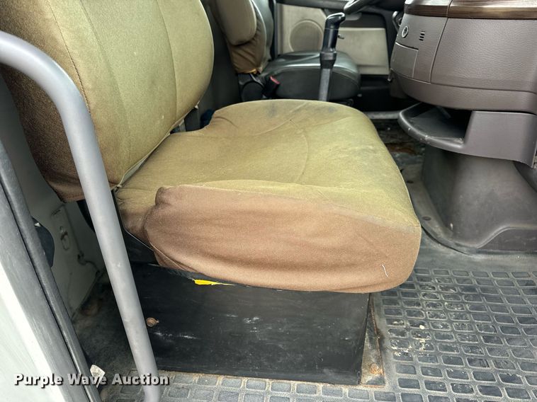 image for item EN5104 2013 Volvo VN semi truck