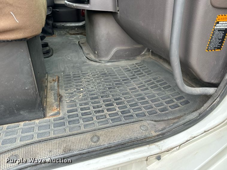 image for item EN5104 2013 Volvo VN semi truck