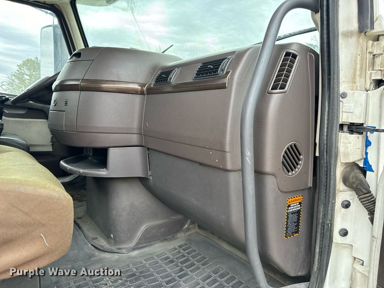 image for item EN5104 2013 Volvo VN semi truck