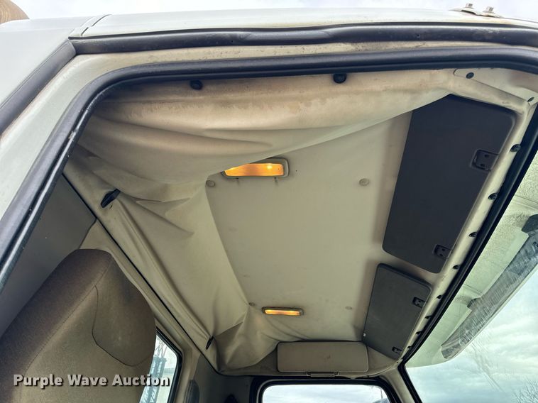 image for item EN5104 2013 Volvo VN semi truck