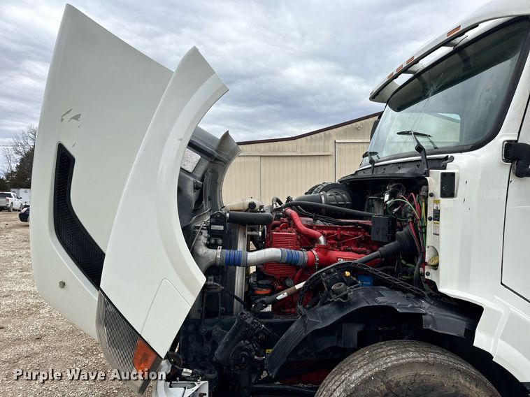 image for item EN5104 2013 Volvo VN semi truck