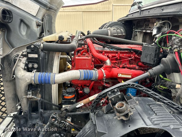 image for item EN5104 2013 Volvo VN semi truck