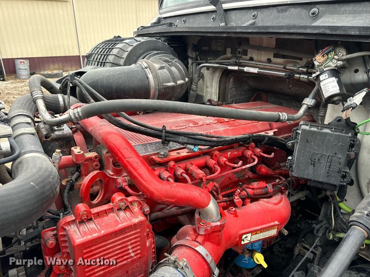 image for item EN5104 2013 Volvo VN semi truck