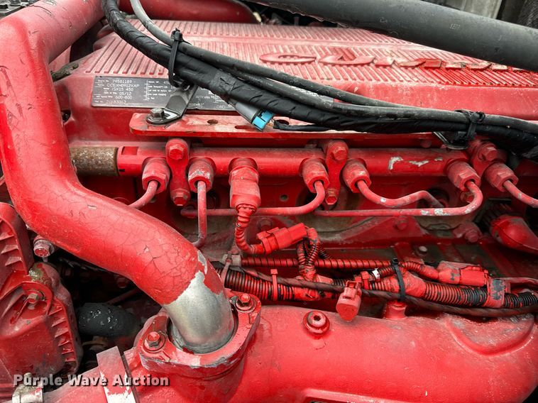 image for item EN5104 2013 Volvo VN semi truck