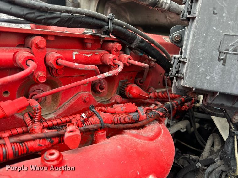 image for item EN5104 2013 Volvo VN semi truck