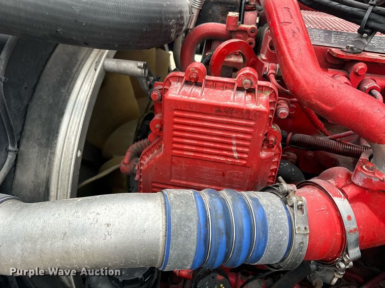 image for item EN5104 2013 Volvo VN semi truck