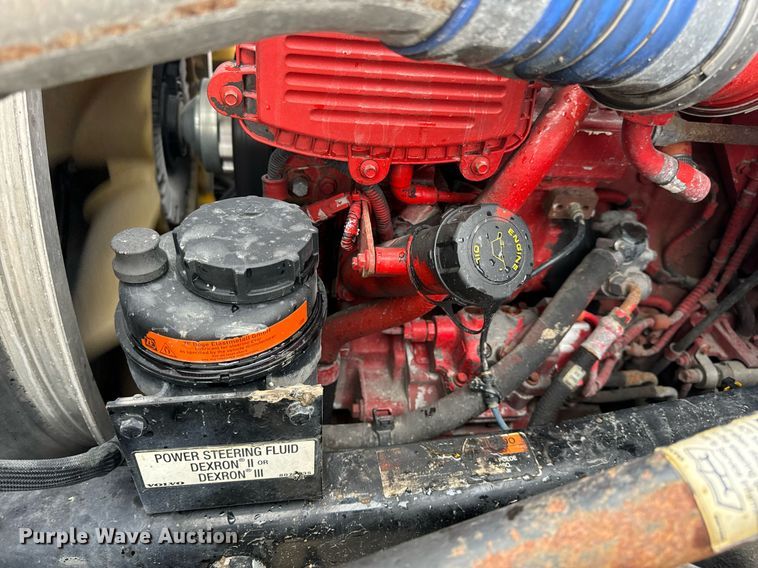 image for item EN5104 2013 Volvo VN semi truck