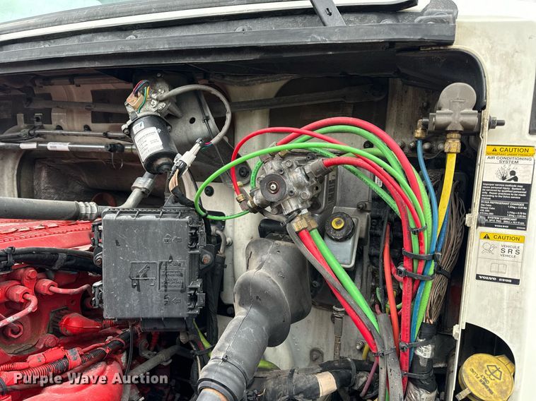 image for item EN5104 2013 Volvo VN semi truck