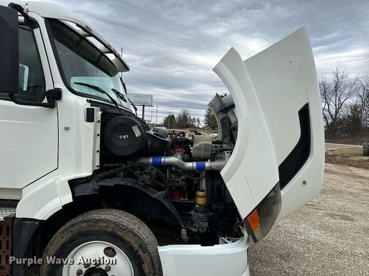 image for item EN5104 2013 Volvo VN semi truck