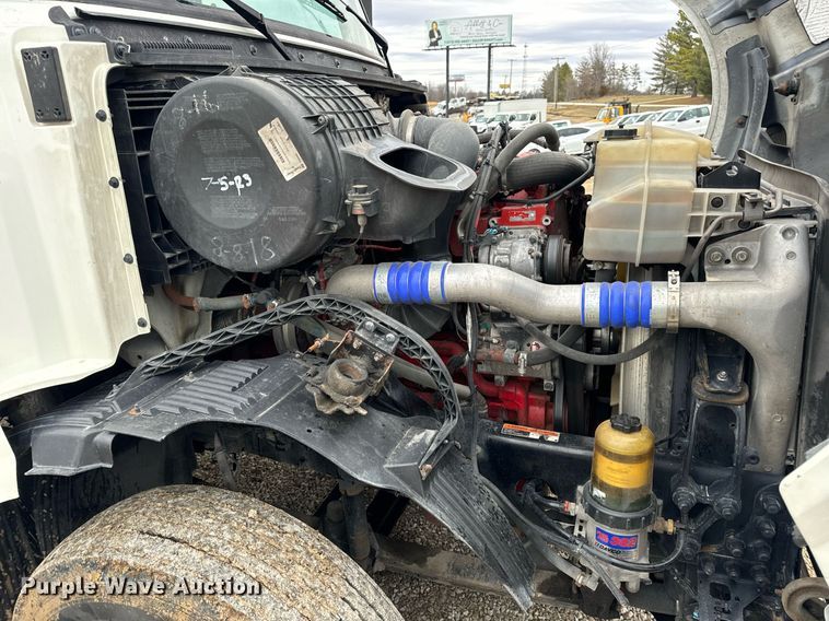 image for item EN5104 2013 Volvo VN semi truck