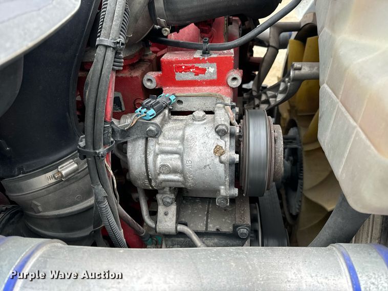 image for item EN5104 2013 Volvo VN semi truck