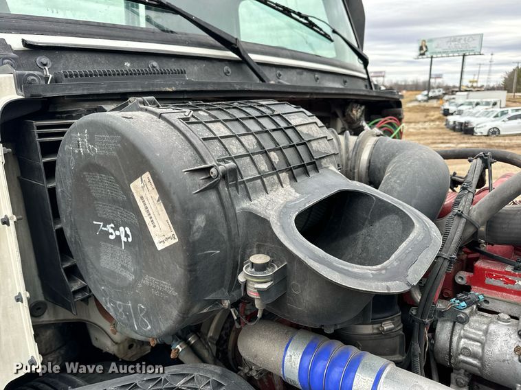 image for item EN5104 2013 Volvo VN semi truck