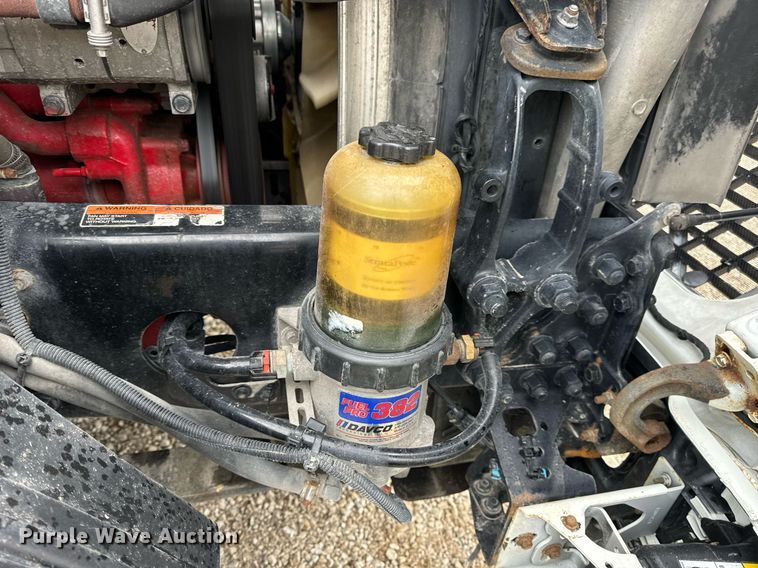 image for item EN5104 2013 Volvo VN semi truck