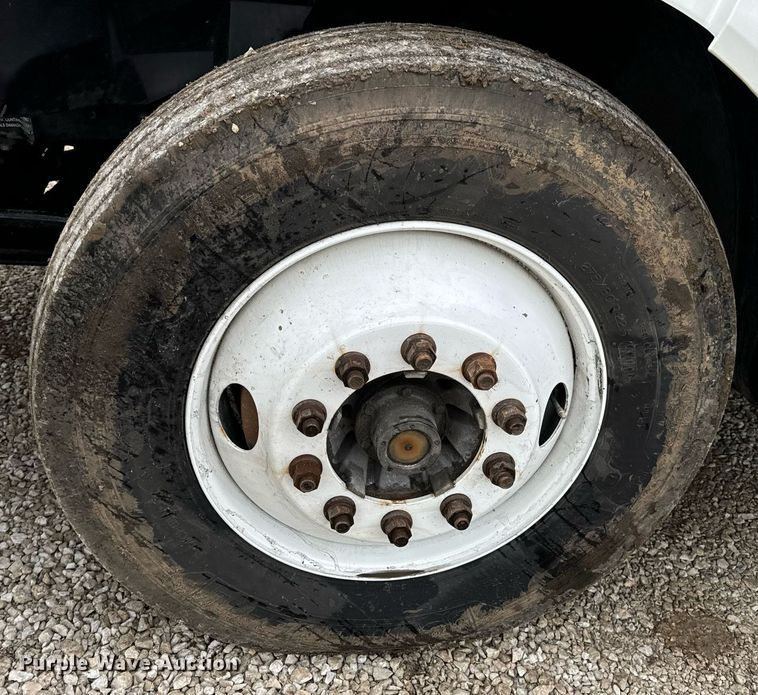 image for item EN5104 2013 Volvo VN semi truck