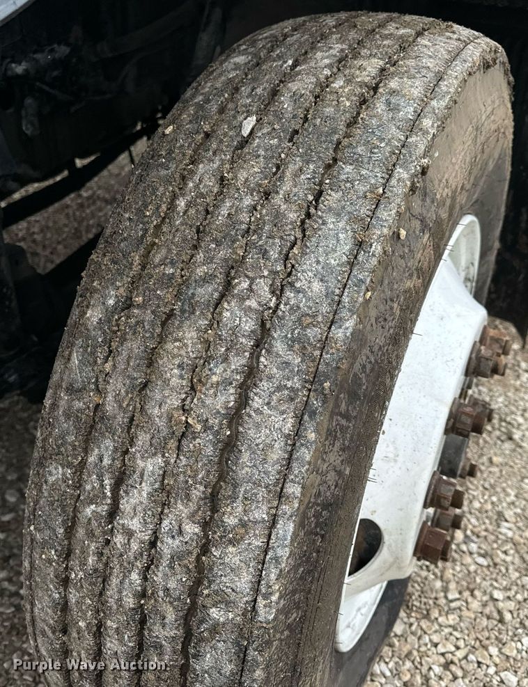 image for item EN5104 2013 Volvo VN semi truck