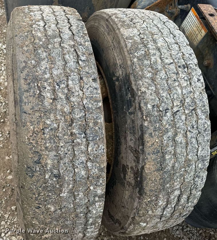 image for item EN5104 2013 Volvo VN semi truck