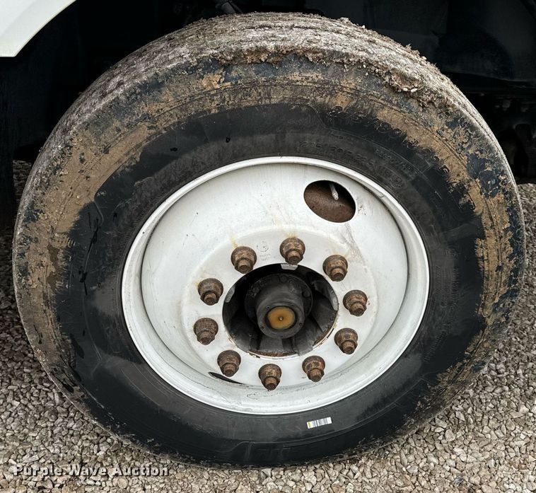 image for item EN5104 2013 Volvo VN semi truck