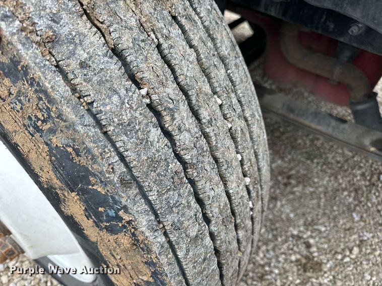 image for item EN5104 2013 Volvo VN semi truck