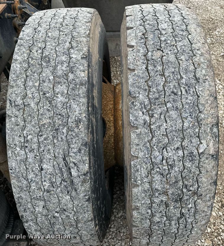 image for item EN5104 2013 Volvo VN semi truck