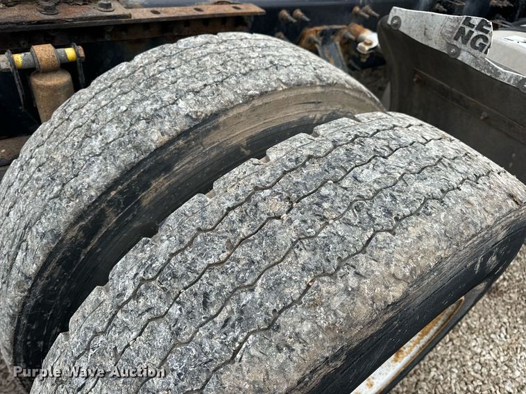 image for item EN5104 2013 Volvo VN semi truck