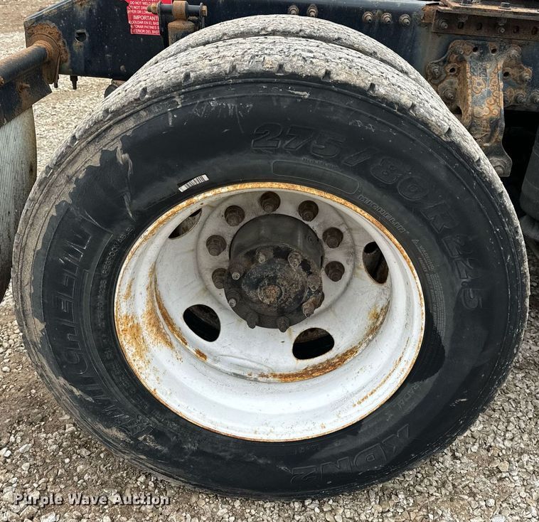 image for item EN5104 2013 Volvo VN semi truck