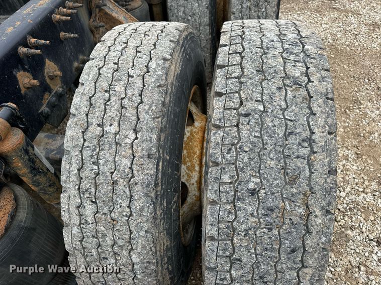 image for item EN5104 2013 Volvo VN semi truck